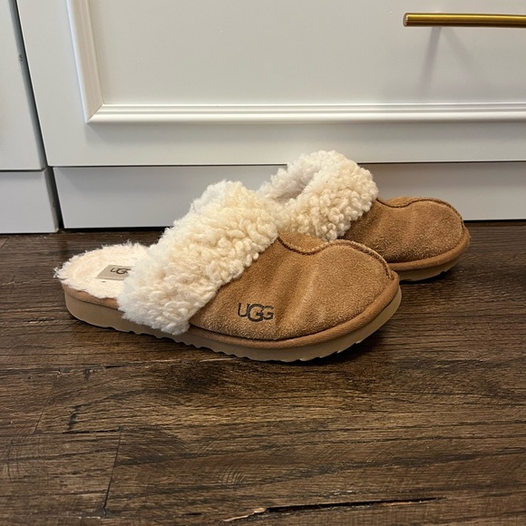 UGG Slippers girls size 4 - Picture 3 of 6